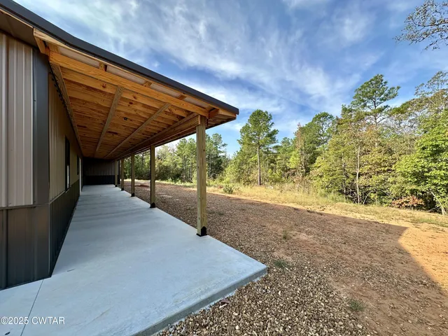 a view of livingroom with furniture