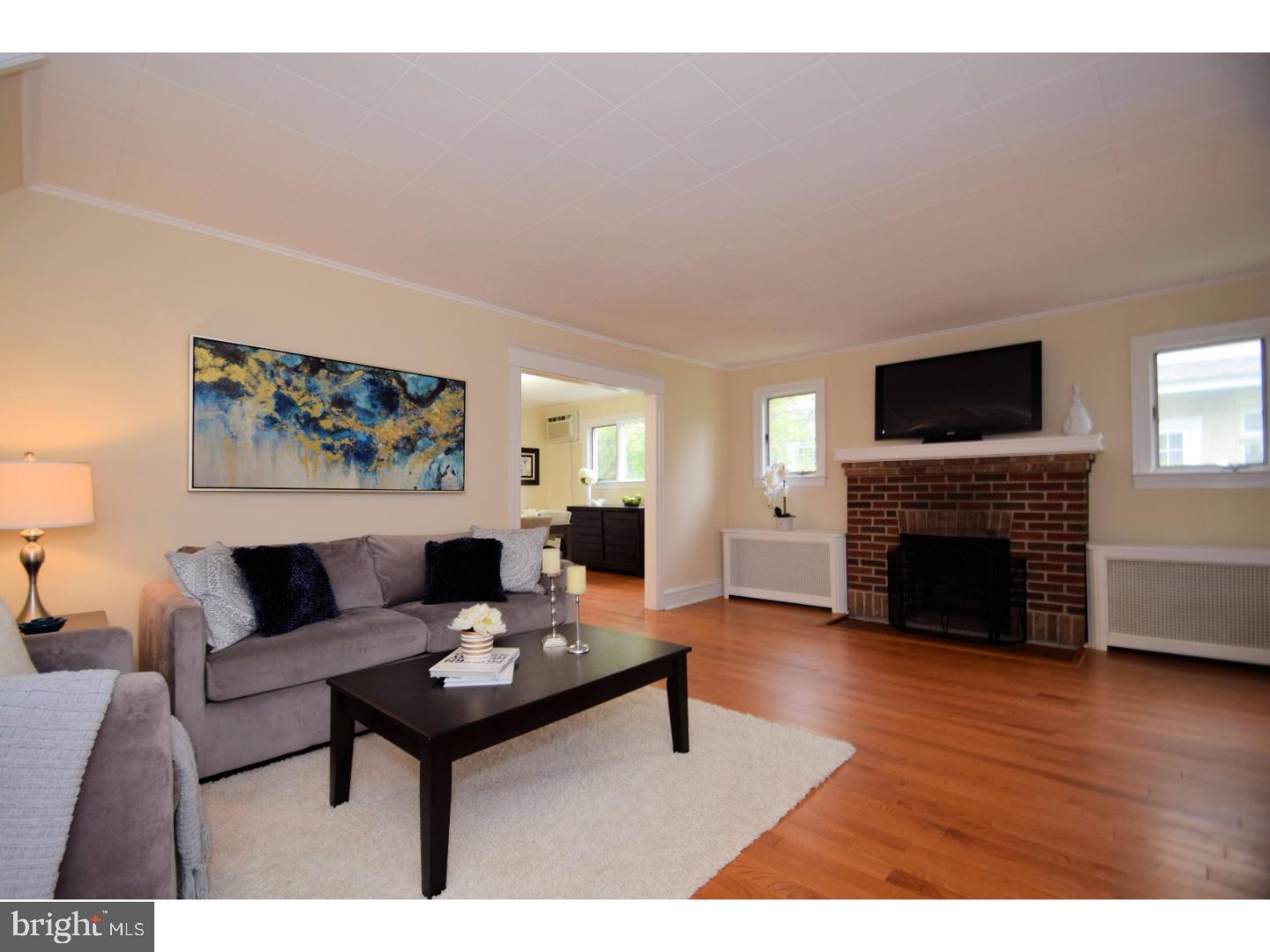 321 Oxford Road Havertown, PA 19083 - Photo 3 of 25 Living Room
