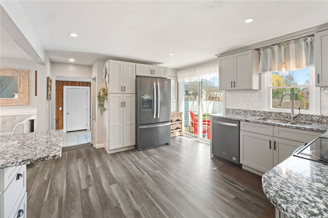 90 Amherst Road Warwick, RI 02889 - Photo 3 of 38