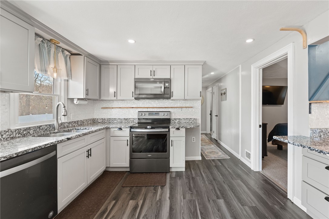 90 Amherst Road Warwick, RI 02889 - Photo 4 of 38