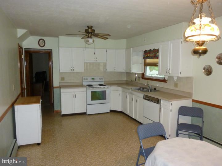 39 Monocacy Road Birdsboro, PA 19508 - Photo 3 of 19 Kitchen