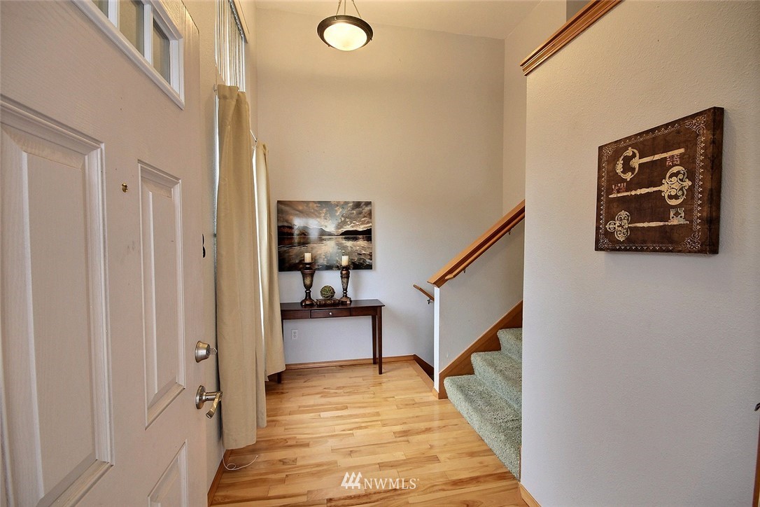 523 Queen Avenue Northeast Renton, WA 98056 - Photo 2 of 25 Gallery Image 2