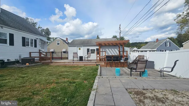 a view of sitting area with furniture