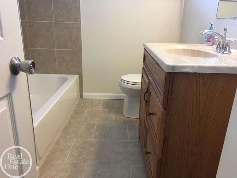 3208 Riverside Drive Port Huron, MI 48060 - Photo 20 of 36 31338210-19.JPG
