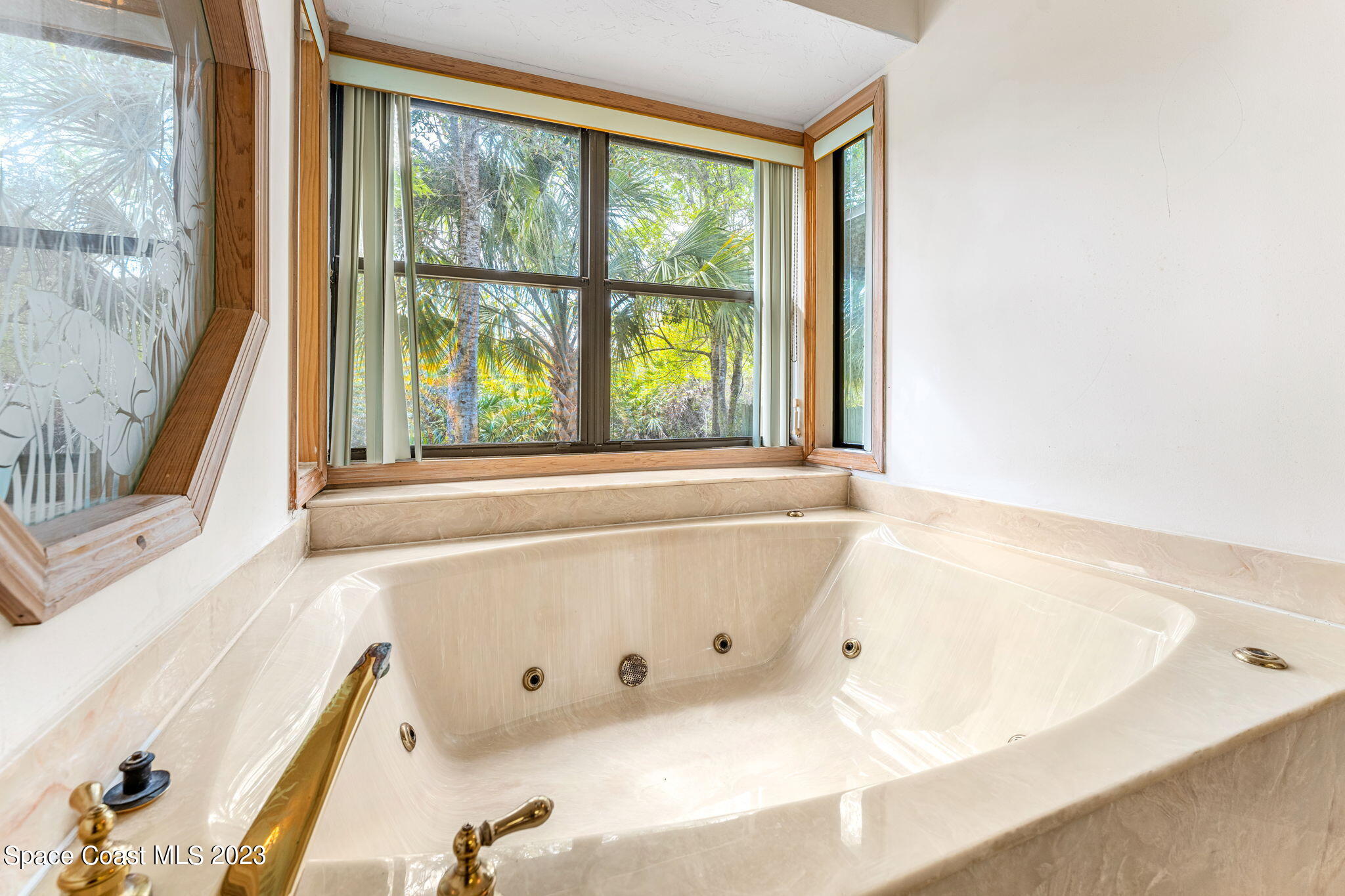3700 Shady Run Road Melbourne, FL 32934 - Photo 11 of 27 a bath tub sitting next to a window