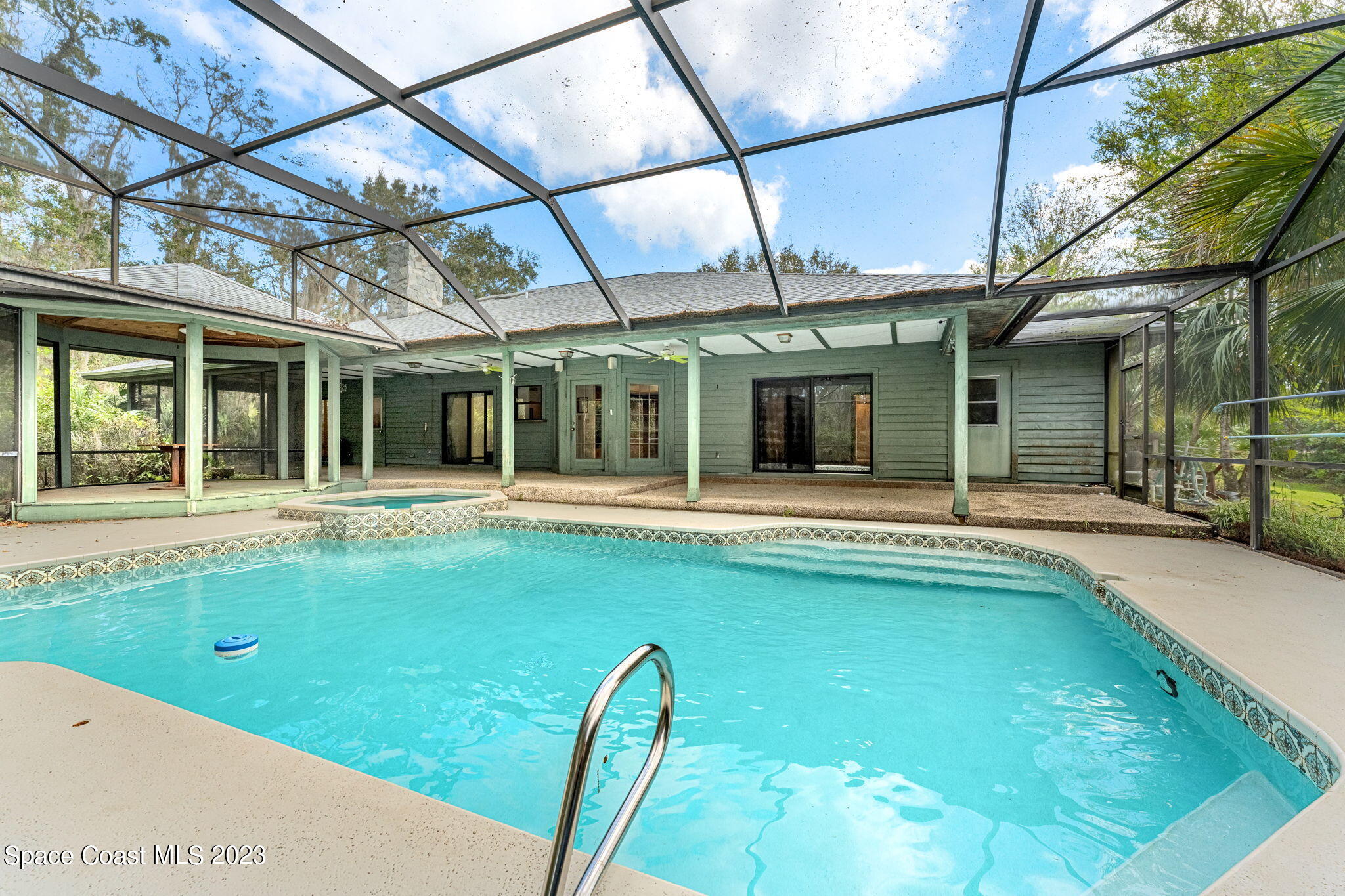 3700 Shady Run Road Melbourne, FL 32934 - Photo 20 of 27 a view of a patio with a table and chairs