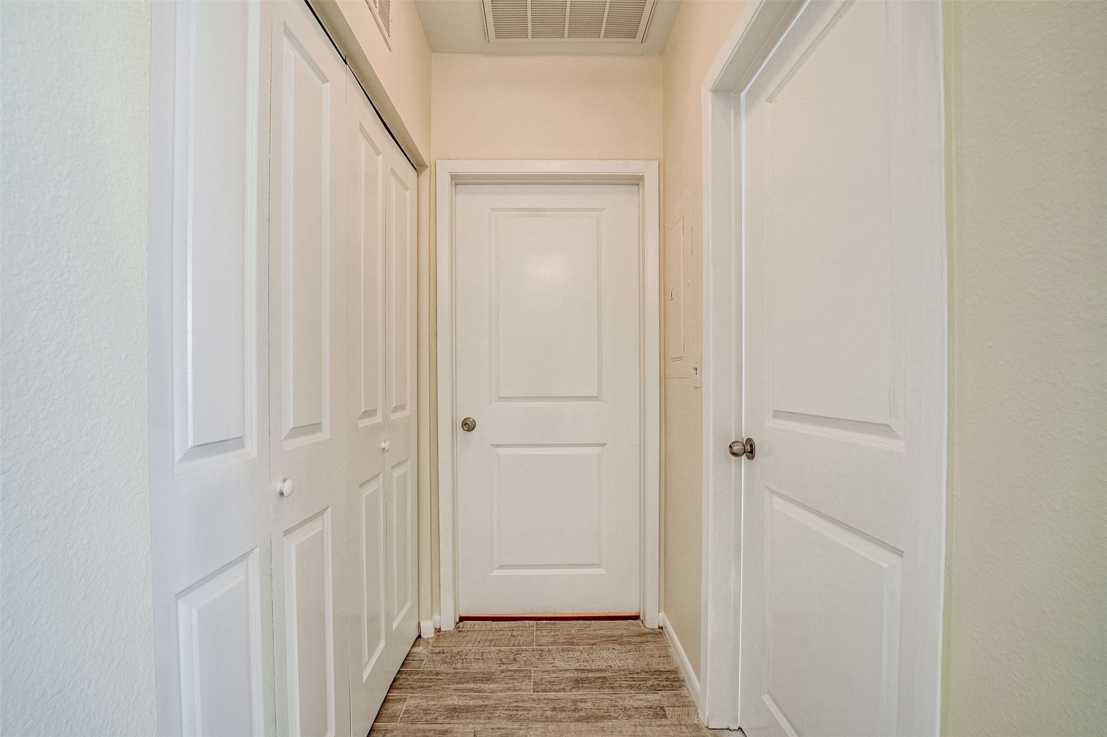 3505 Sage Road, Unit 2403 Houston, TX 77056 - Photo 17 of 26 a view of a hallway with wooden floor and entryway
