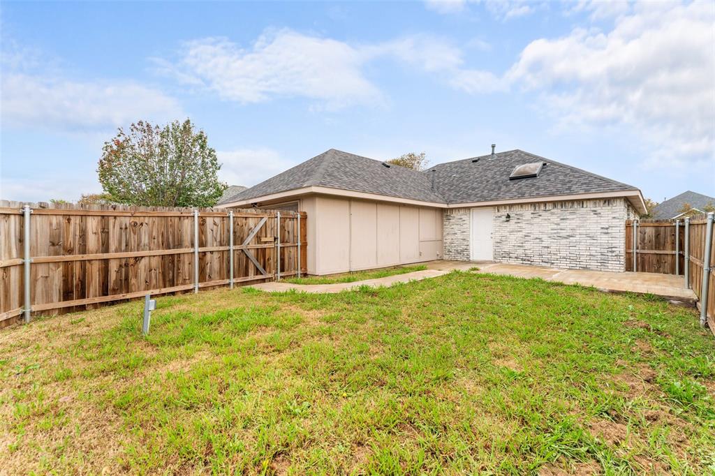 1042 Kim Lane Mesquite, TX 75149 - Photo 15 of 16 a house view with a garden space