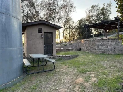 a view of a backyard