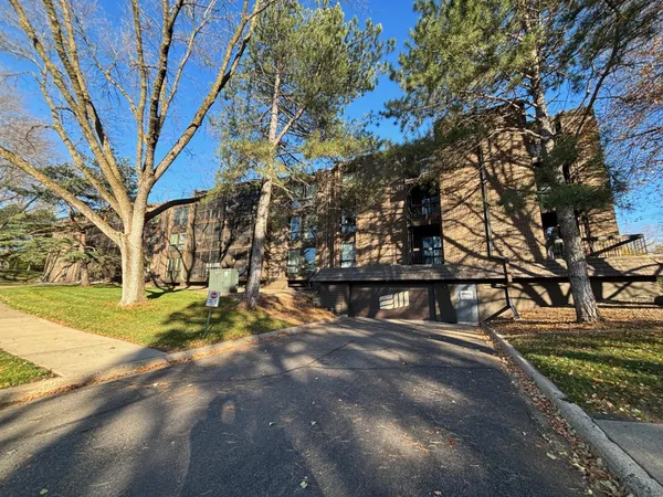 $189,900 | 6075 Lincoln Drive, Unit 201, Edina, MN 55436