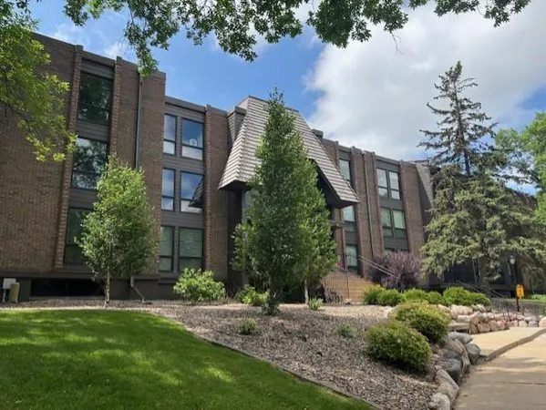 $189,900 | 6075 Lincoln Drive, Unit 201, Edina, MN 55436