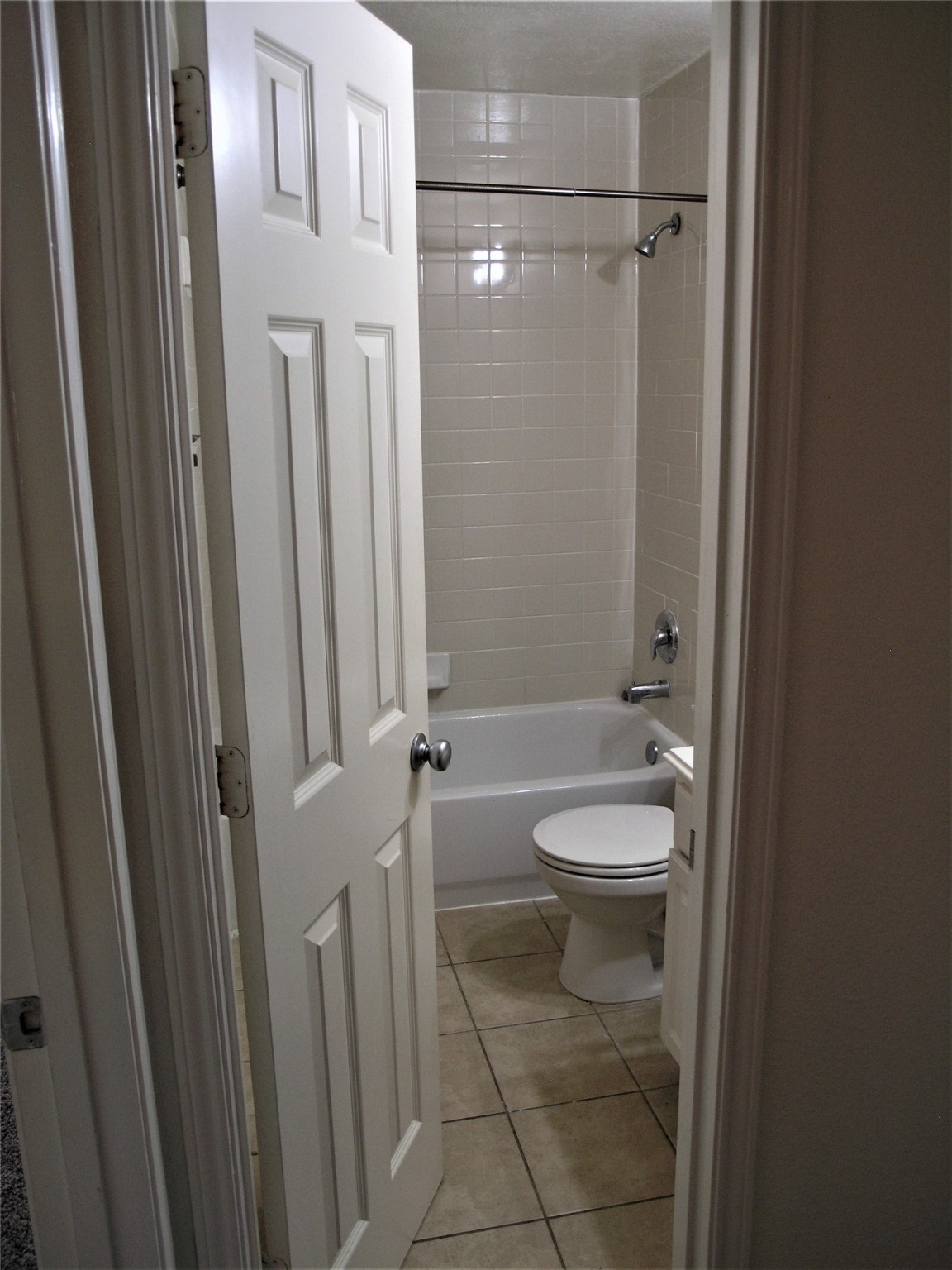 2926 Meadowglen Crest Houston, TX 77082 - Photo 11 of 22 Upstairs full Bathroom for bedrooms