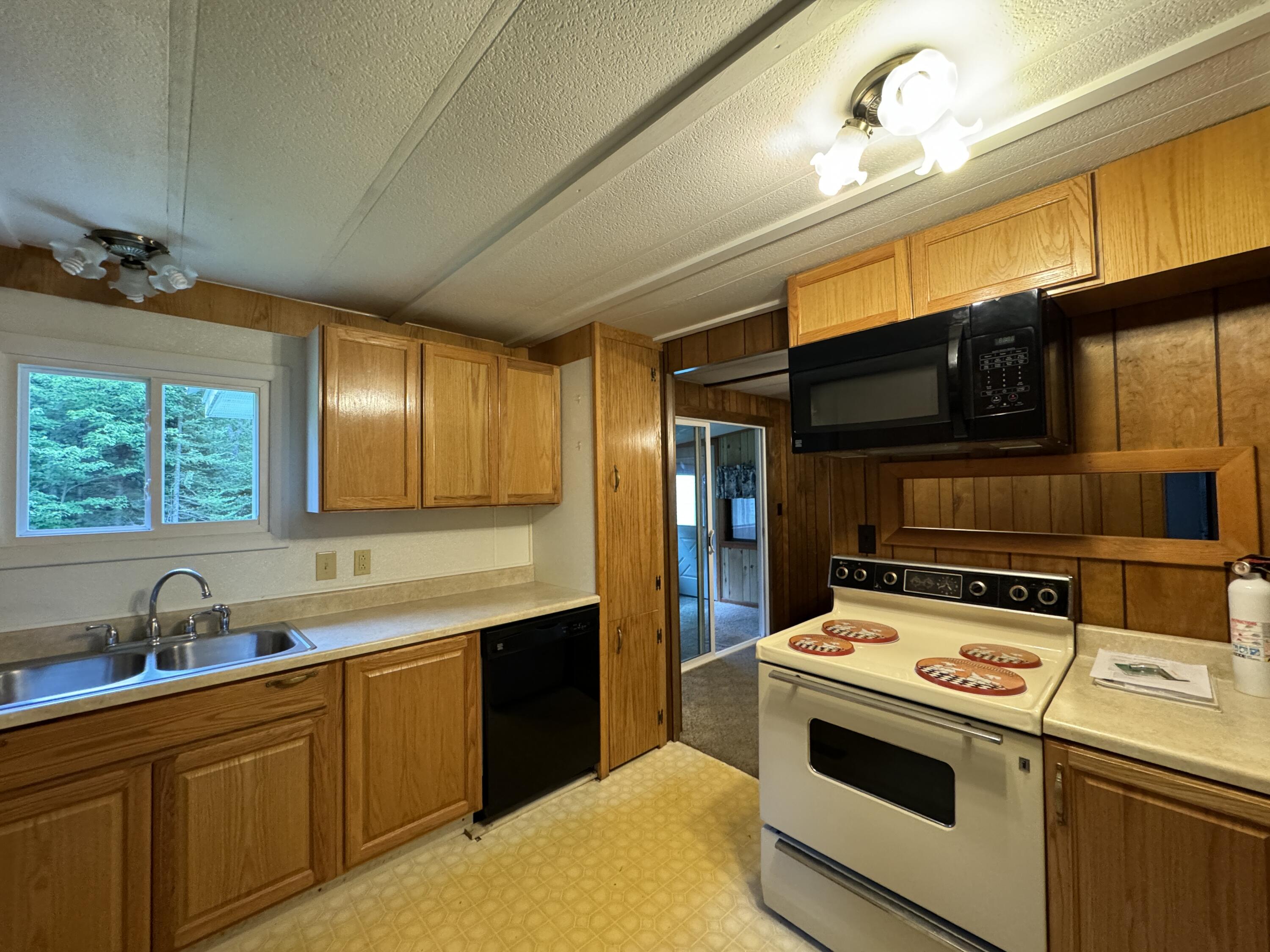 548 Main Road Charleston, ME 04422 - Photo 11 of 43 Microwave