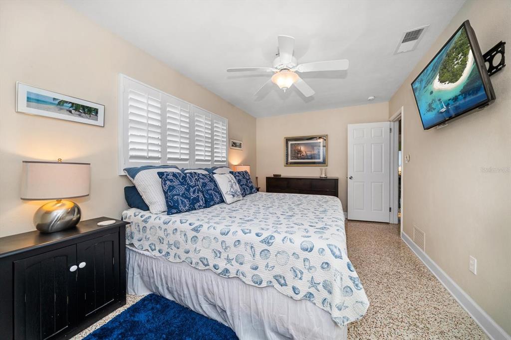 301 Cevera Road Dunedin, FL 34698 - Photo 18 of 33 a bedroom with a bed and a lamp