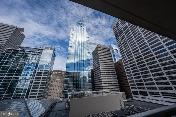 $360,000 | 1919 Chestnut Street, Unit 1403, Philadelphia, PA 19103