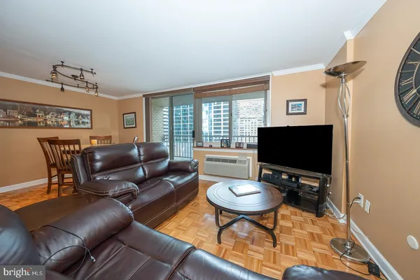 $360,000 | 1919 Chestnut Street, Unit 1403, Philadelphia, PA 19103