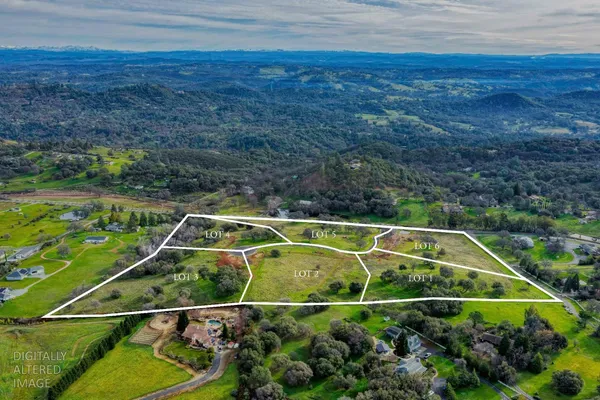 a view of a tennis court