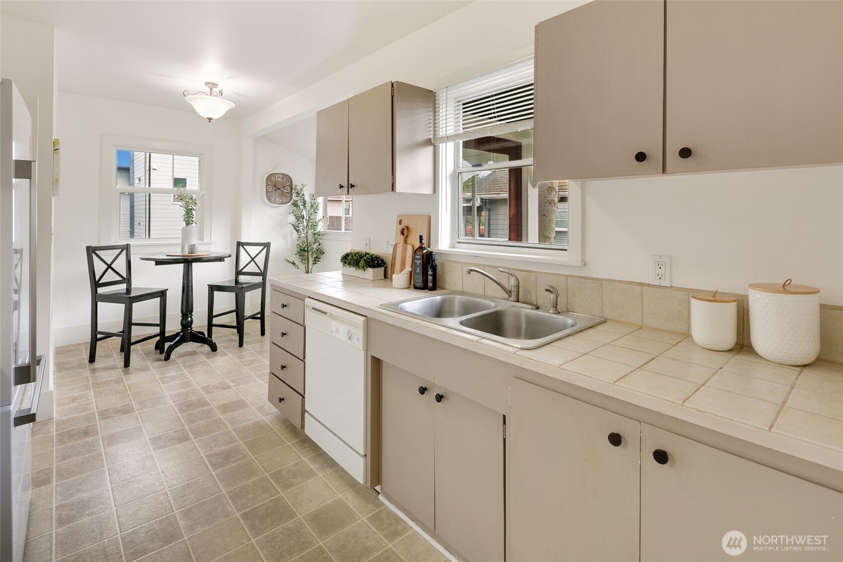 920 North 102nd Street Seattle, WA 98133 - Photo 12 of 38