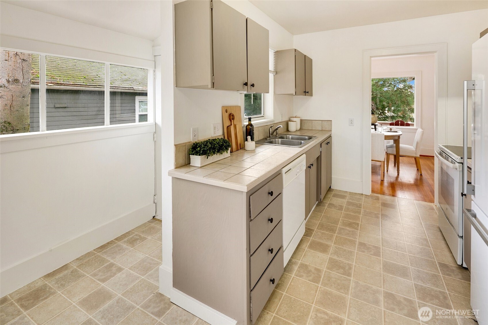 920 North 102nd Street Seattle, WA 98133 - Photo 13 of 38