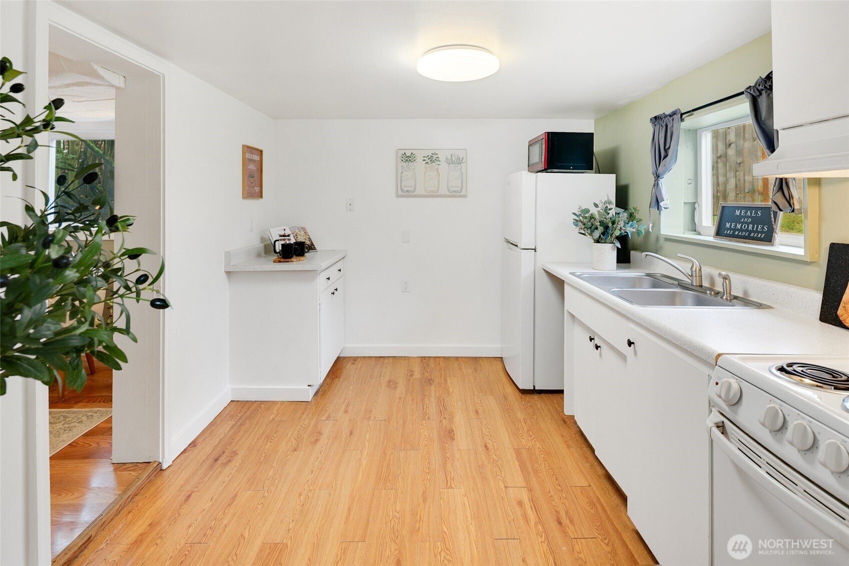 920 North 102nd Street Seattle, WA 98133 - Photo 26 of 38