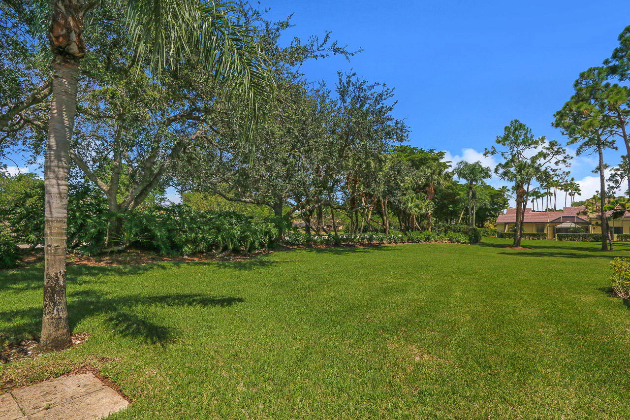 75 Edinburgh Drive Palm Beach Gardens, FL 33418 - Photo 4 of 30 Yard