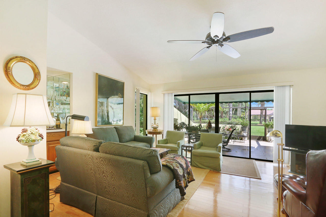75 Edinburgh Drive Palm Beach Gardens, FL 33418 - Photo 5 of 30 Living Room