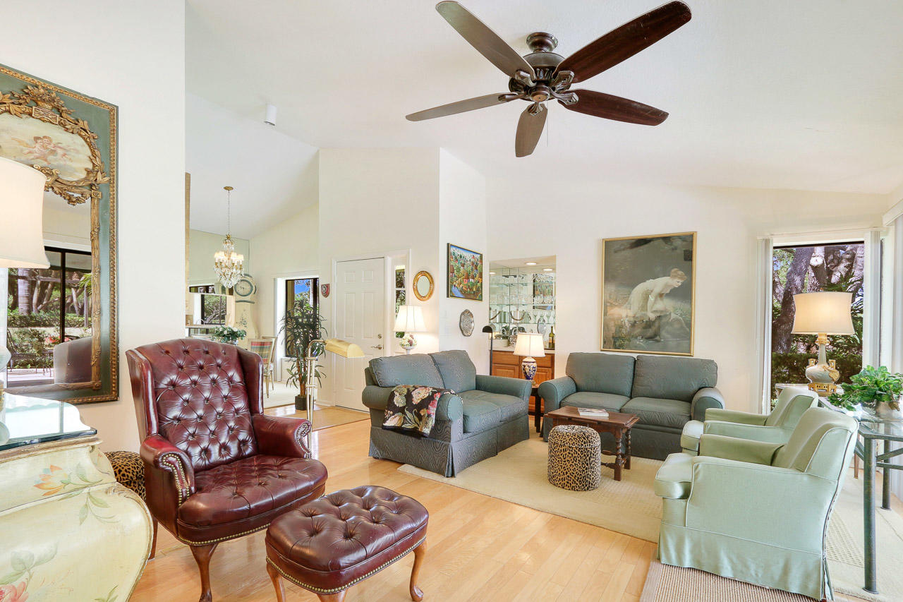 75 Edinburgh Drive Palm Beach Gardens, FL 33418 - Photo 6 of 30 Living Room