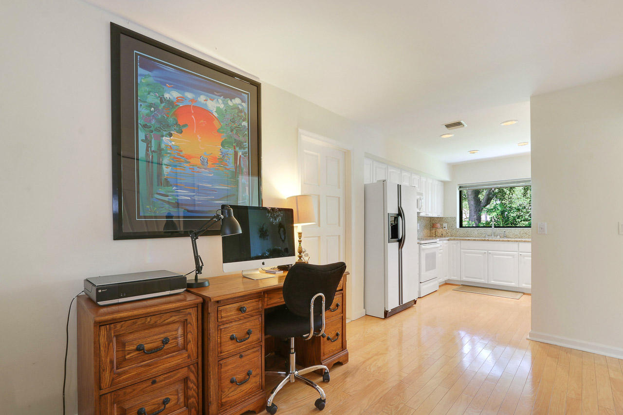 75 Edinburgh Drive Palm Beach Gardens, FL 33418 - Photo 10 of 30 Sitting Area