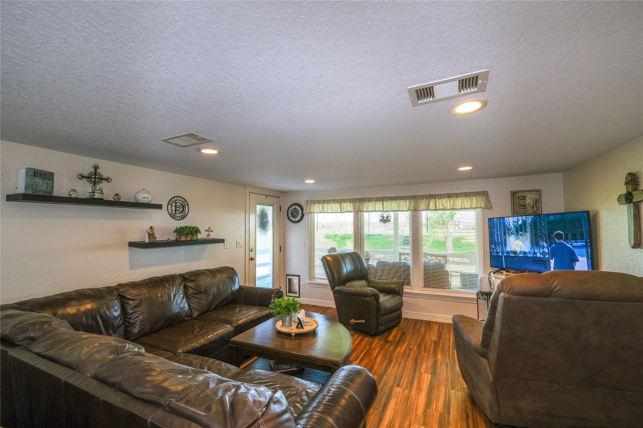 29523 County Road 25 Damon, TX 77430 - Photo 11 of 42 Family Room View 2