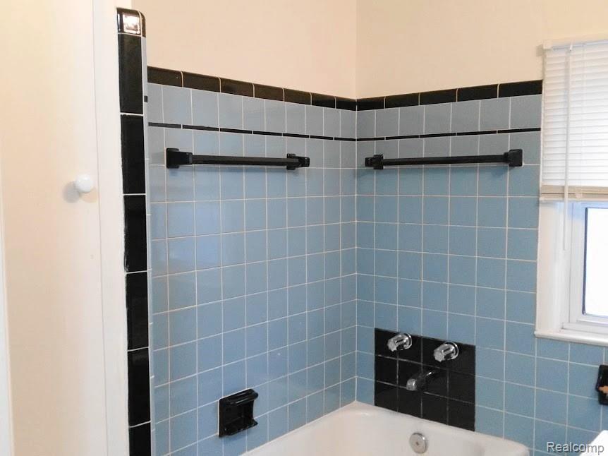 5379 Fenton Road Flint, MI 48507 - Photo 24 of 44 26 Tub in Upstairs Bedroom.jpg