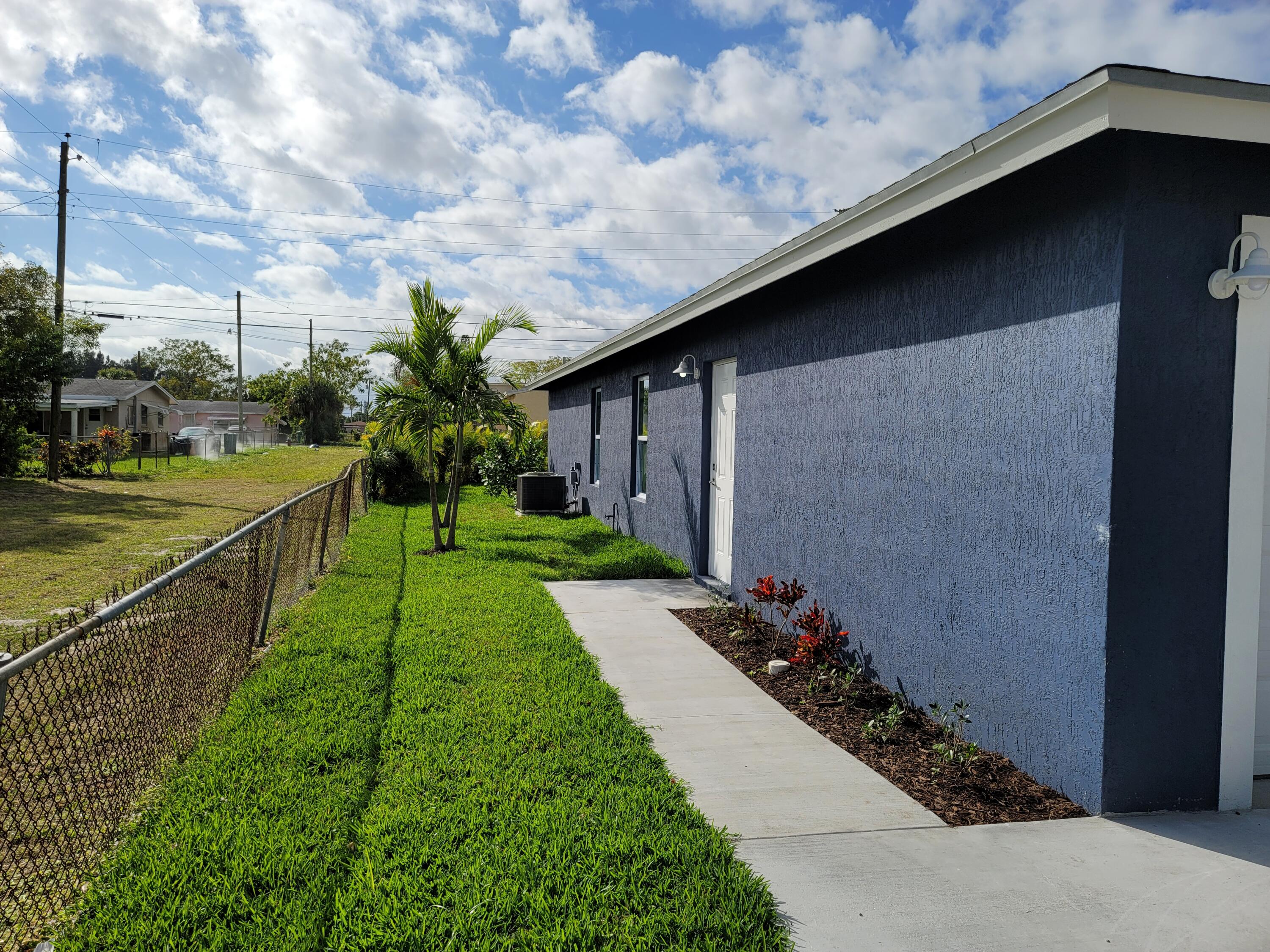 1407 West 32nd Street Riviera Beach, FL 33404 - Photo 5 of 21 20220105_102715