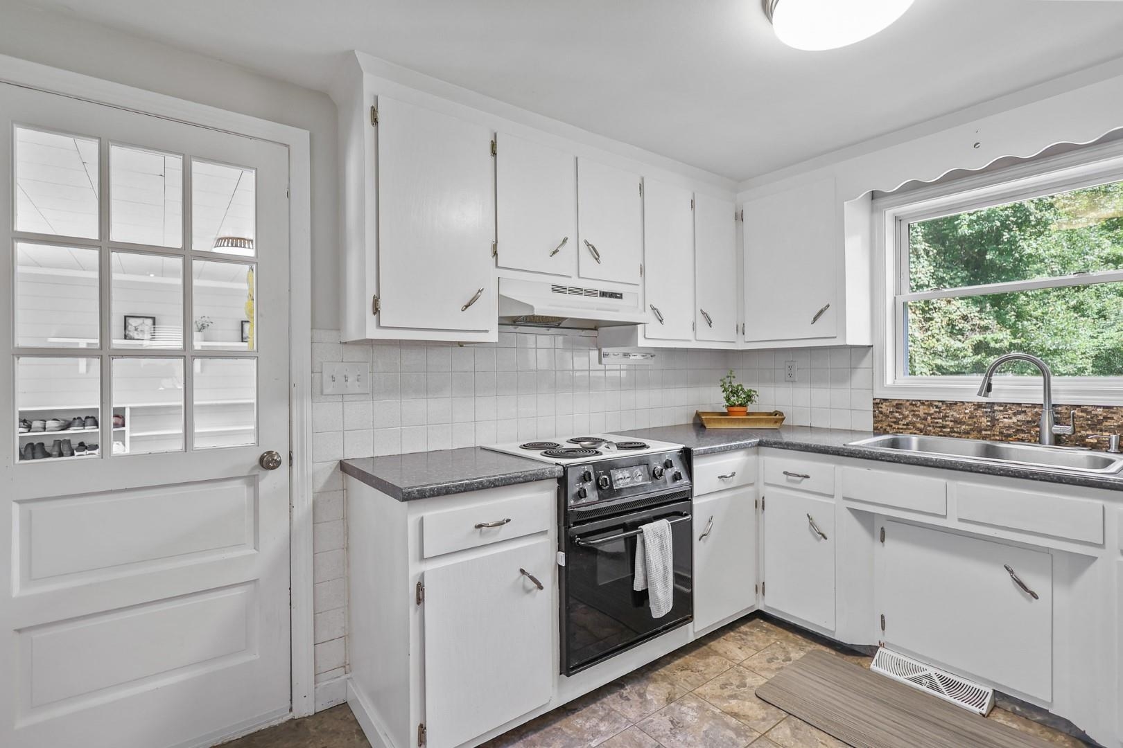 58 Hayden Road Pelham, NH 03076 - Photo 5 of 28