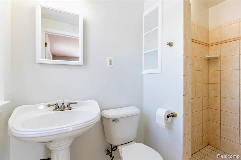 1442 Devonshire Road Grosse Pointe Park, MI 48230 - Photo 15 of 48