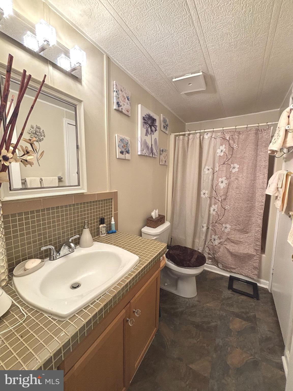 255 Rabbit Run North Wales, PA 19454 - Photo 16 of 17 Guest bathroom