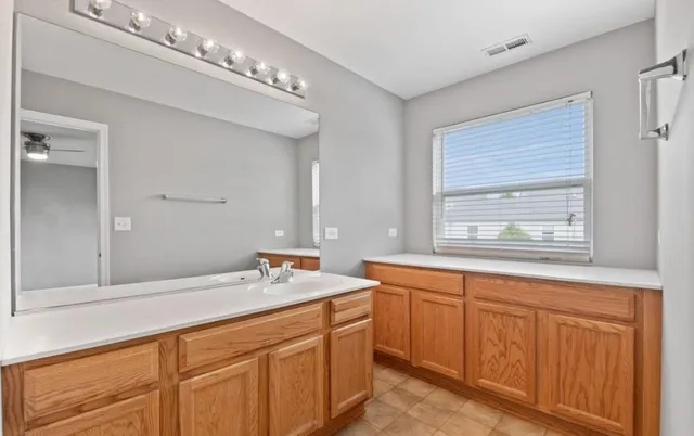 $2,400 | 533 Metropolitan Street, Aurora, IL 60502