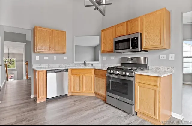 $2,400 | 533 Metropolitan Street, Aurora, IL 60502