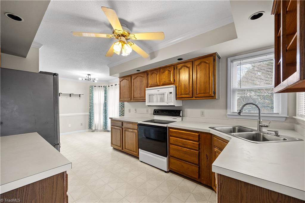 4203 Hunting Meadow Road Greensboro, NC 27406 - Photo 13 of 45