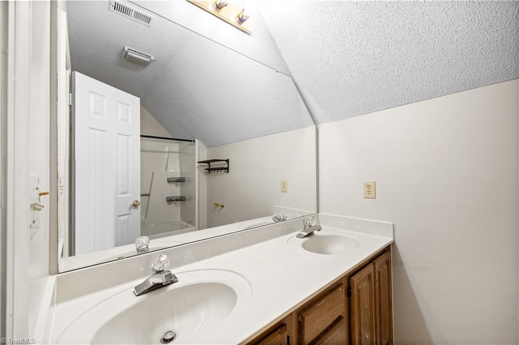 4203 Hunting Meadow Road Greensboro, NC 27406 - Photo 33 of 45