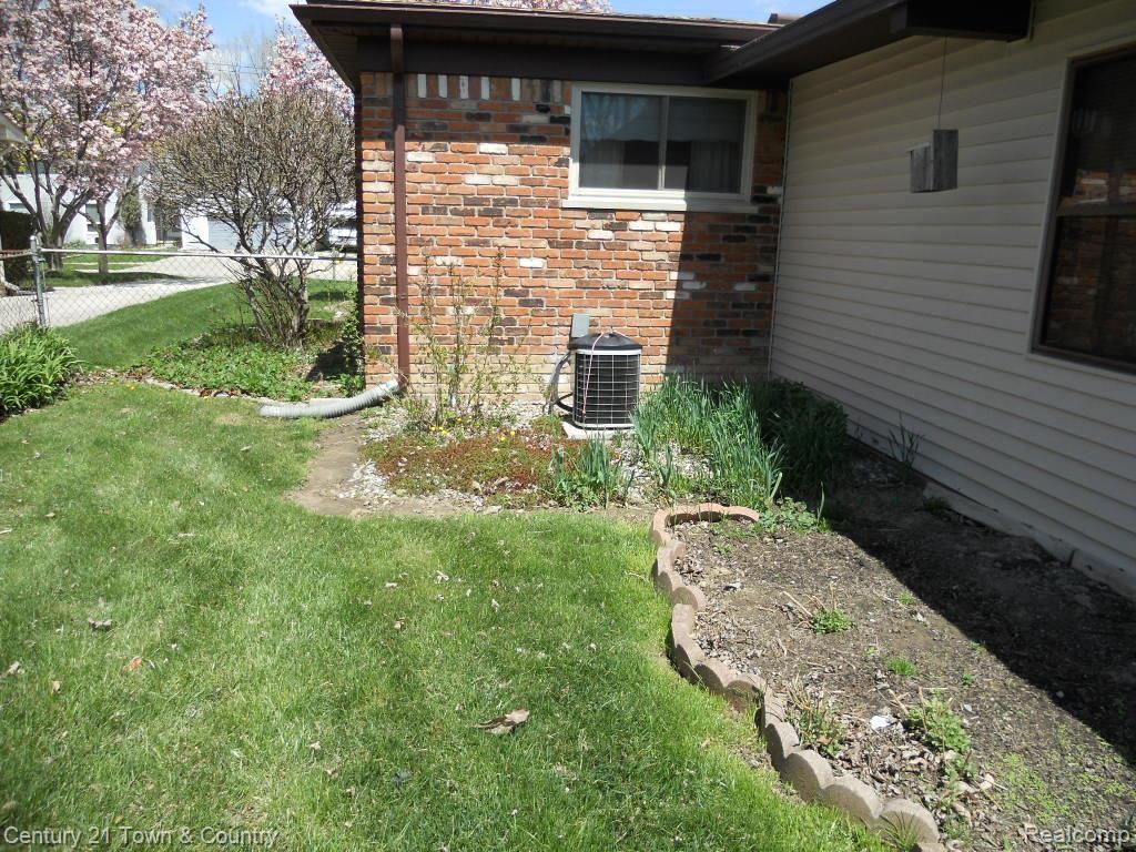 2406 Oakcrest Road Sterling Heights, MI 48310 - Photo 26 of 29 DSCN2160.jpg