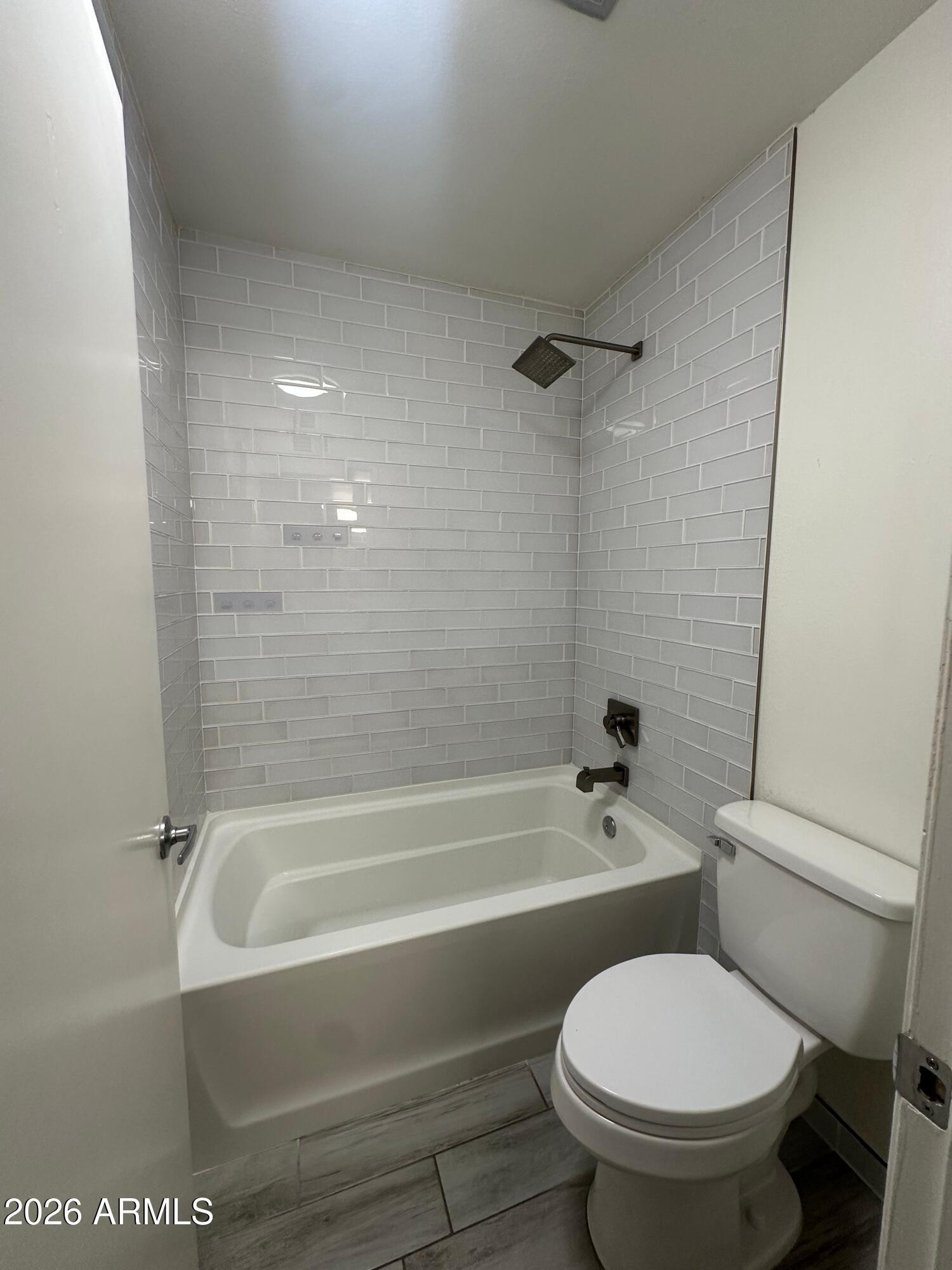 5525 East Thomas Road, Unit R8 Phoenix, AZ 85018 - Photo 12 of 21 a bathroom with a toilet and a bathtub