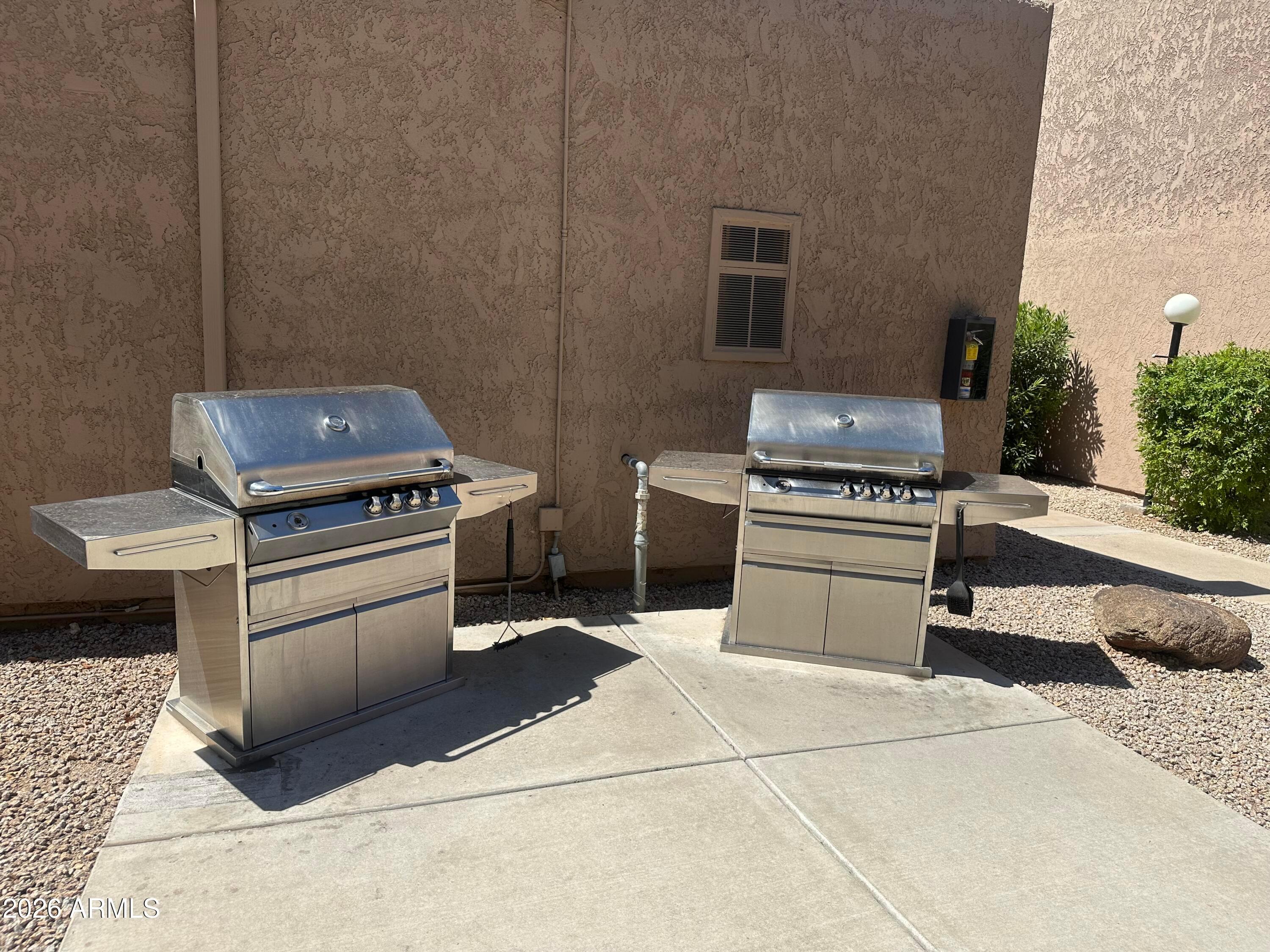 5525 East Thomas Road, Unit R8 Phoenix, AZ 85018 - Photo 20 of 21 a kitchen with a stove and a microwave