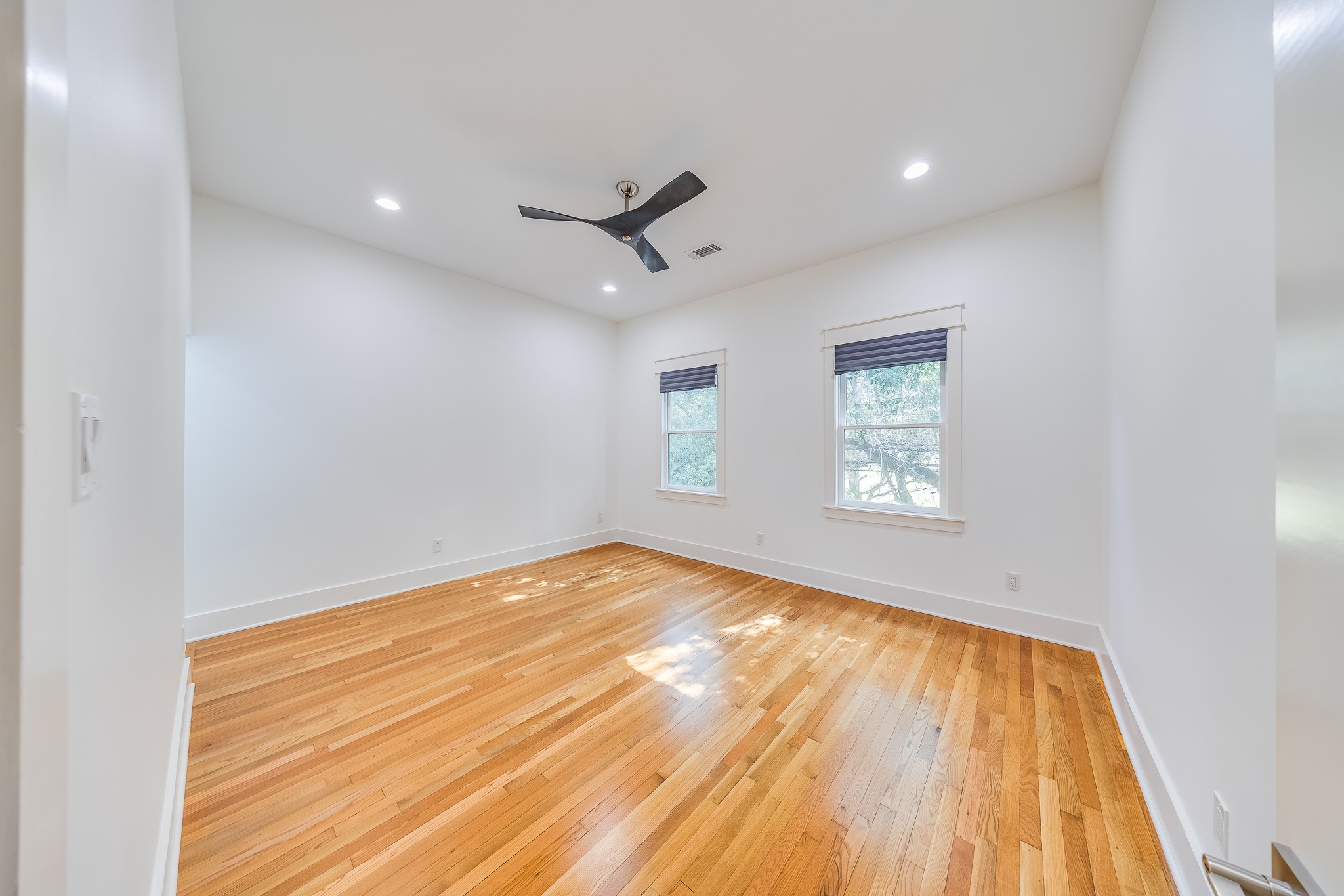 1900 Hawthorne Street Houston, TX 77098 - Photo 16 of 31 Primary bedroom view 1