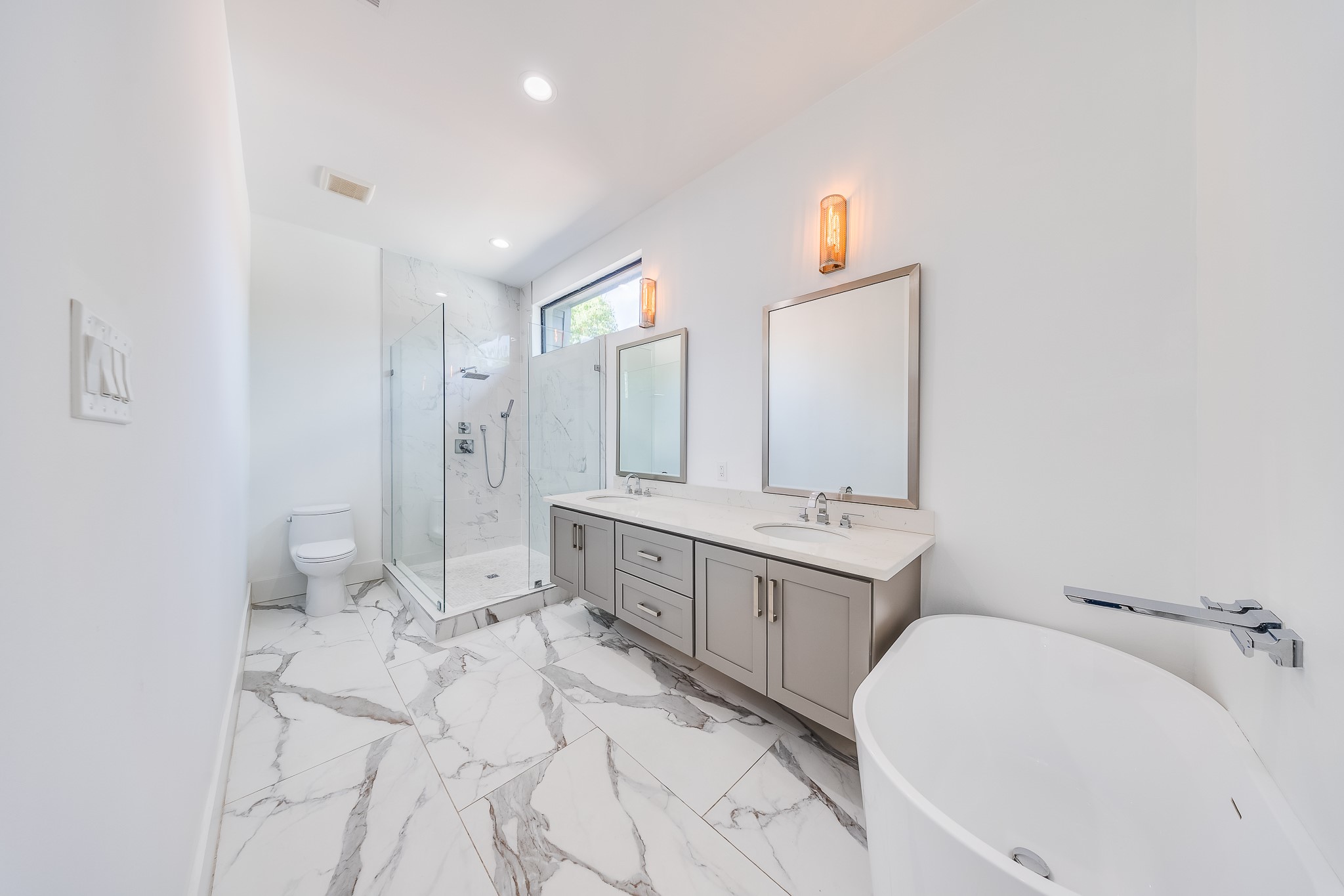 1900 Hawthorne Street Houston, TX 77098 - Photo 18 of 31 Primary Bath, soaking tub, walk in shower