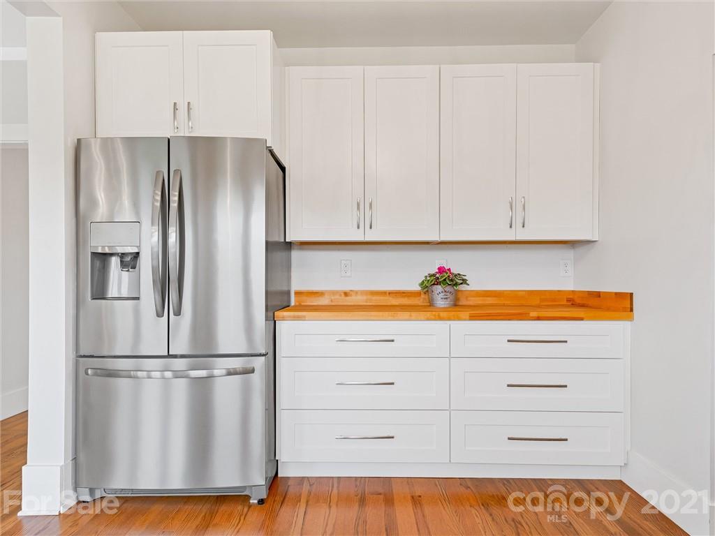 714 Queentown Road Canton, NC 28716 - Photo 7 of 21 a kitchen with appliances and cabinets