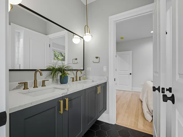 $1,900,000 | 2501 North Sawyer Avenue, Chicago, IL 60647