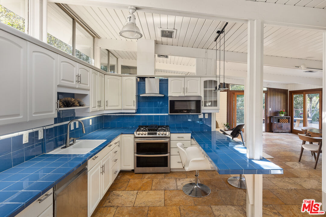 716 Rochedale Way Los Angeles, CA 90049 - Photo 6 of 17