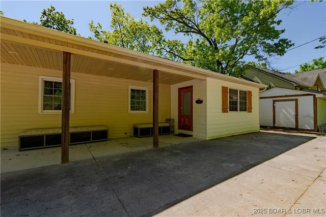 $675,000 | 32 Lake Village Road, Eldon, MO 65026