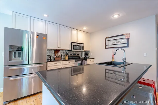 $675,000 | 32 Lake Village Road, Eldon, MO 65026