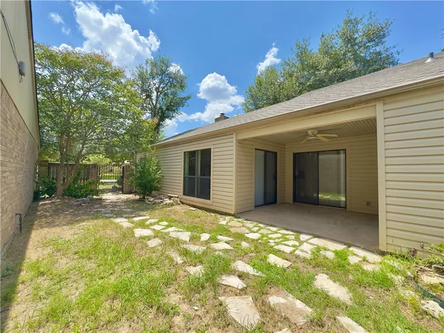 a view of a house with backyard and garden