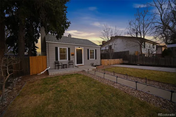a view of a house with backyard and sitting area